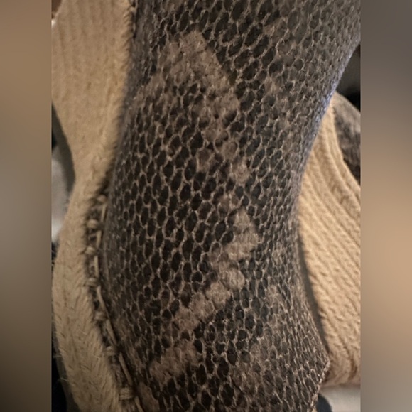 Toms Womens size 9 M Faux Leather snake print wedges mules - Picture 6 of 9